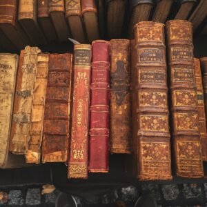 Skan archiwalny - kolekcja zabytkowych ksiazek w skorzanych oprawach