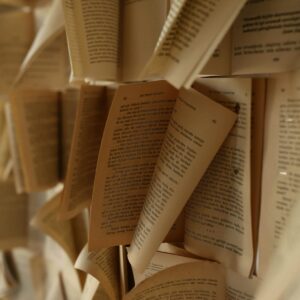 Skanowanie premium - otwarte ksiazki z rozlozonymi kartkami