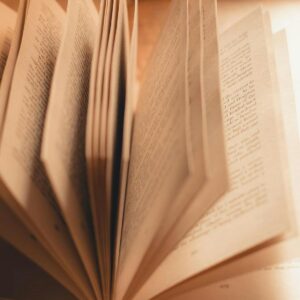 Skanowanie ksiazki - zblizenie na kartki grubej ksiazki